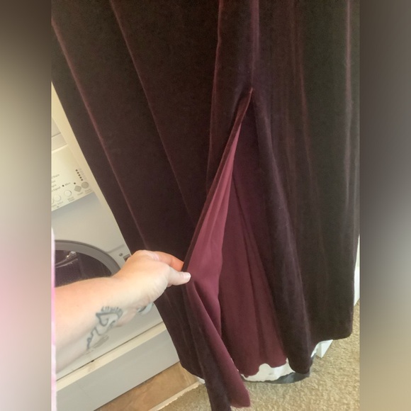 Wine velvet formal gown Size 14 - Picture 7 of 8